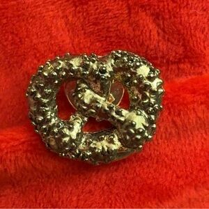 Fun Vintage gold tone Pretzel Brooch. 1” wide